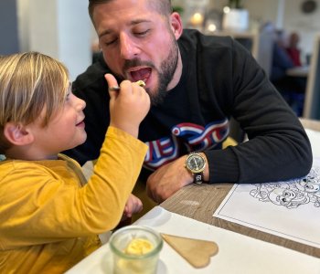 Familientag im Franz: Sohn teilt Dessert mit Papa